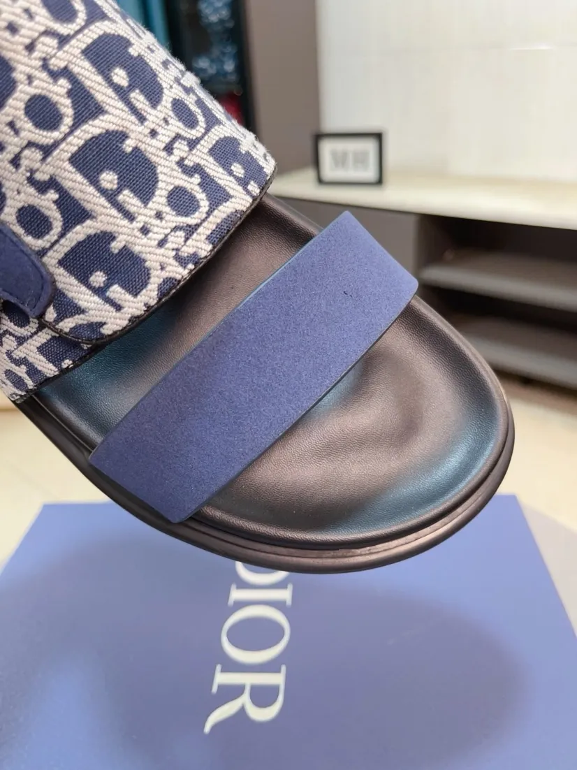 Men's Men's Shoes 💰320🌸🌸Dior Aqua Men's Sandals Slippers. Showcasing Dior haute couture design. The Dior gray suede strap is accented with an aluminum Dior buckle for added style. Paired with a comfortable tonal notch sole, they pair easily with shorts or jeans for a sophisticated look. Main body: suede cow leather, technical fabric lining: cow leather, with adjustable straps, aluminum Dior buckle, Dior gray EVA insole, tonal notch rubber outsole splicing structure👌👌size: 38-44 (45.46 customized)
